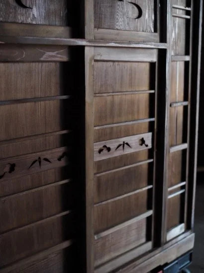 showa retro cabinet with a wonderful design from the early Showa period.