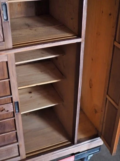 showa retro cabinet with a wonderful design from the early Showa period.