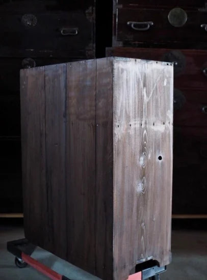 antique tea chest with a black persimmon design from the early Showa period.