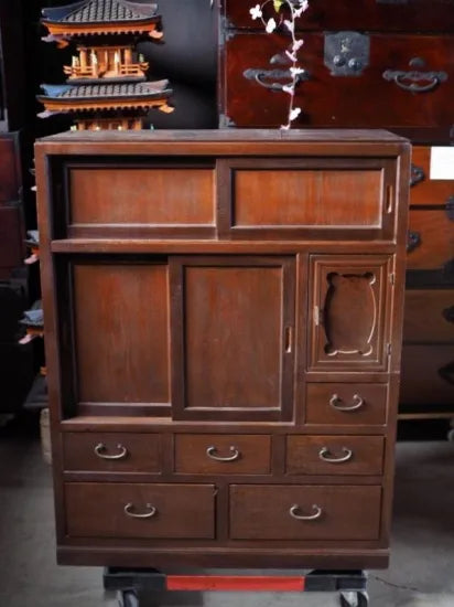 A retro Showa tea chest made of solid wood from the early Showa period.