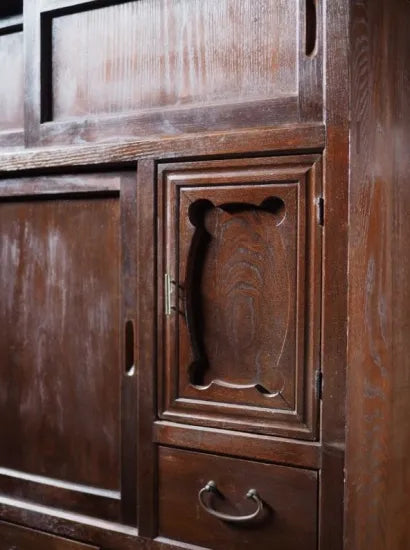 A retro Showa tea chest made of solid wood from the early Showa period.