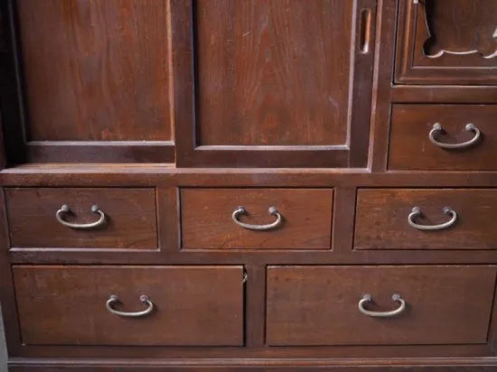 A retro Showa tea chest made of solid wood from the early Showa period.