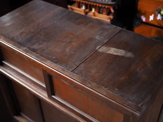 A retro Showa tea chest made of solid wood from the early Showa period.