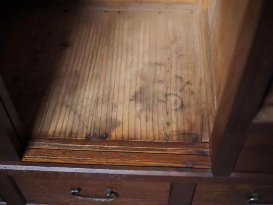 A retro Showa tea chest made of solid wood from the early Showa period.