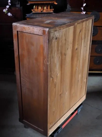 A retro Showa tea chest made of solid wood from the early Showa period.