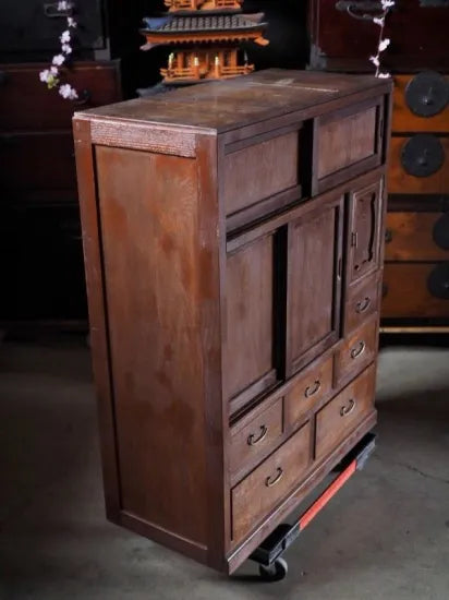 A retro Showa tea chest made of solid wood from the early Showa period.