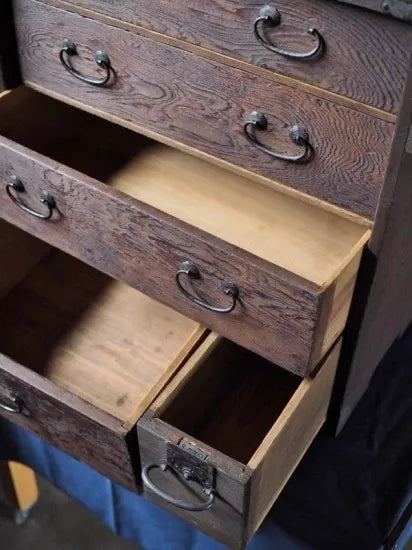 A sturdy antique chest of drawers with a beautiful cedar grain, with a lock, from the Meiji period.