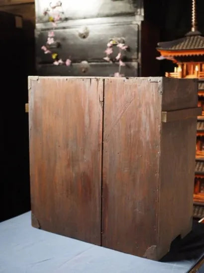 A sturdy antique chest of drawers with a beautiful cedar grain, with a lock, from the Meiji period.