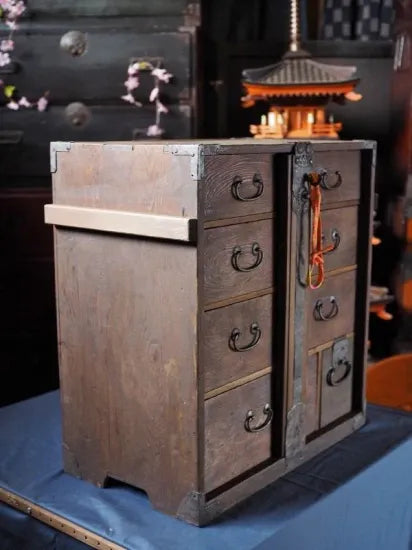 A sturdy antique chest of drawers with a beautiful cedar grain, with a lock, from the Meiji period.