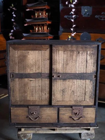 A Japanese cabinet with an old, worn-out feel.(Edo period to the Meiji era)