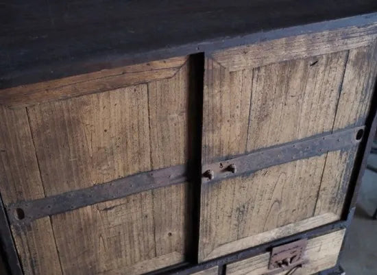 A Japanese cabinet with an old, worn-out feel.(Edo period to the Meiji era)