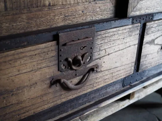 A Japanese cabinet with an old, worn-out feel.(Edo period to the Meiji era)