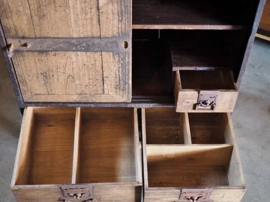 A Japanese cabinet with an old, worn-out feel.(Edo period to the Meiji era)