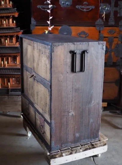 A Japanese cabinet with an old, worn-out feel.(Edo period to the Meiji era)