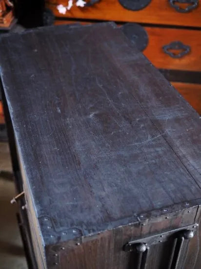 A Japanese cabinet with an old, worn-out feel.(Edo period to the Meiji era)