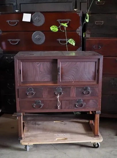 This antique lowboard with legs, made from solid Japanese zelkova wood, dates back to the Meiji period and can be used as a TV stand.