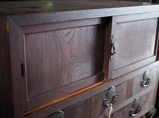 This antique lowboard with legs, made from solid Japanese zelkova wood, dates back to the Meiji period and can be used as a TV stand.