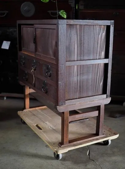 This antique lowboard with legs, made from solid Japanese zelkova wood, dates back to the Meiji period and can be used as a TV stand.