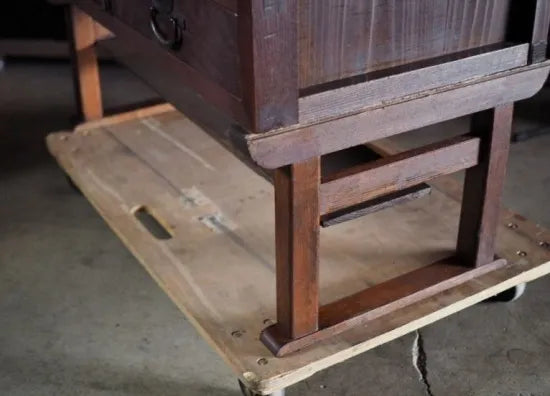 This antique lowboard with legs, made from solid Japanese zelkova wood, dates back to the Meiji period and can be used as a TV stand.
