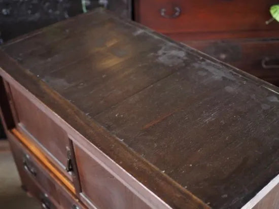 This antique lowboard with legs, made from solid Japanese zelkova wood, dates back to the Meiji period and can be used as a TV stand.