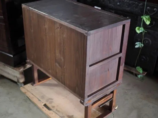 This antique lowboard with legs, made from solid Japanese zelkova wood, dates back to the Meiji period and can be used as a TV stand.
