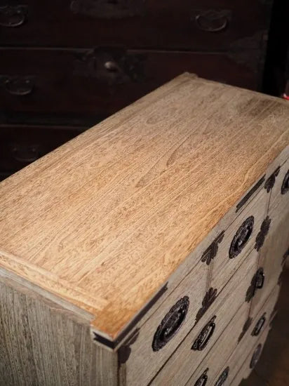 high-grade kuruma tansu made of thick kiri (paulownia) wood (1980s)