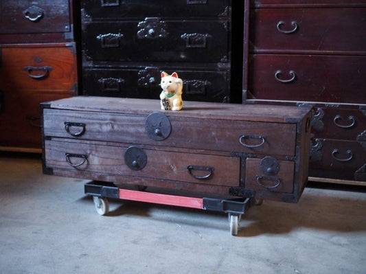 Edo period sword chest low board, made of paulownia wood, without keys.