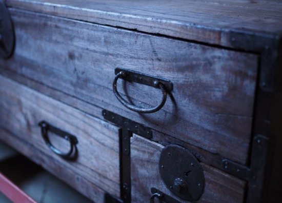 Edo period sword chest low board, made of paulownia wood, without keys.