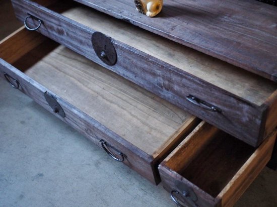 Edo period sword chest low board, made of paulownia wood, without keys.