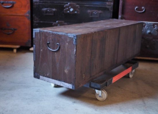 Edo period sword chest low board, made of paulownia wood, without keys.