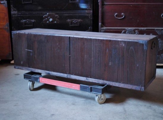 Edo period sword chest low board, made of paulownia wood, without keys.