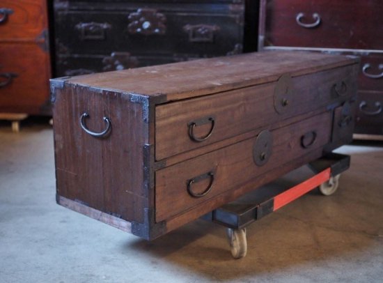 Edo period sword chest low board, made of paulownia wood, without keys.