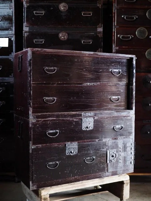 Two-tiered Edo period all-paulownia wood chest antique chest. The dark color, close to the purple color unique to the Edo period, gives it a Japanese antique atmosphere