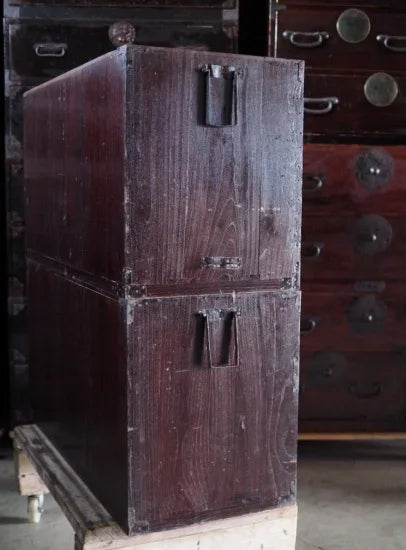 Two-tiered Edo period all-paulownia wood chest antique chest. The dark color, close to the purple color unique to the Edo period, gives it a Japanese antique atmosphere