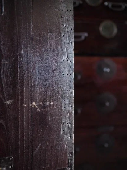 Two-tiered Edo period all-paulownia wood chest antique chest. The dark color, close to the purple color unique to the Edo period, gives it a Japanese antique atmosphere