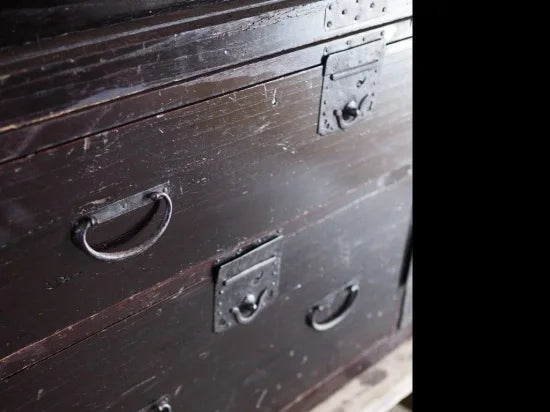 Two-tiered Edo period all-paulownia wood chest antique chest. The dark color, close to the purple color unique to the Edo period, gives it a Japanese antique atmosphere