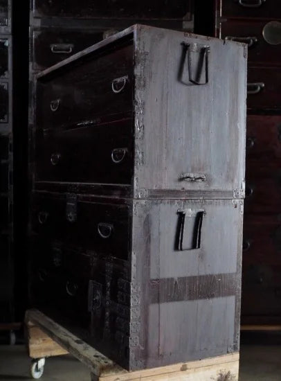 Two-tiered Edo period all-paulownia wood chest antique chest. The dark color, close to the purple color unique to the Edo period, gives it a Japanese antique atmosphere