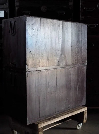 Two-tiered Edo period all-paulownia wood chest antique chest. The dark color, close to the purple color unique to the Edo period, gives it a Japanese antique atmosphere