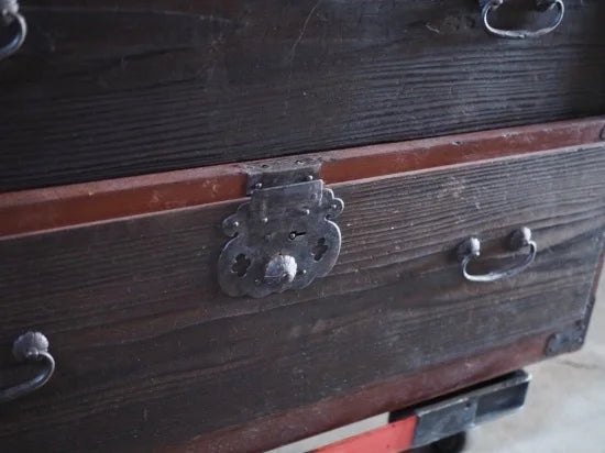 100-year-old Shinshu clothing chest, antique chest from the Meiji period