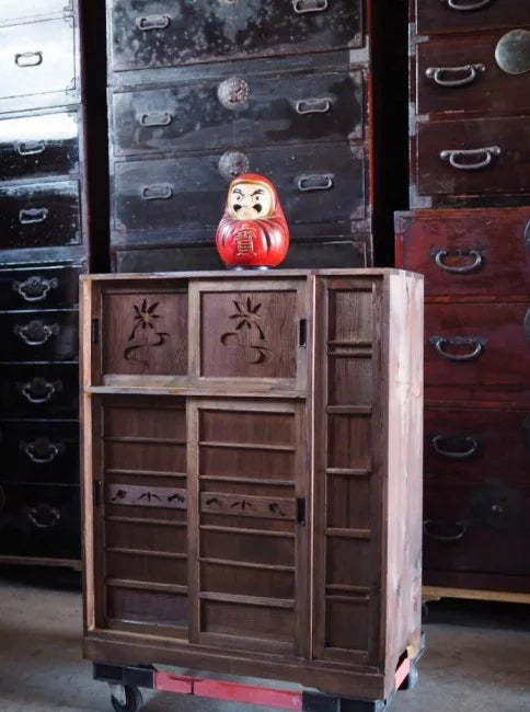 antique tea chest with maple leaf grain from the early Showa period.