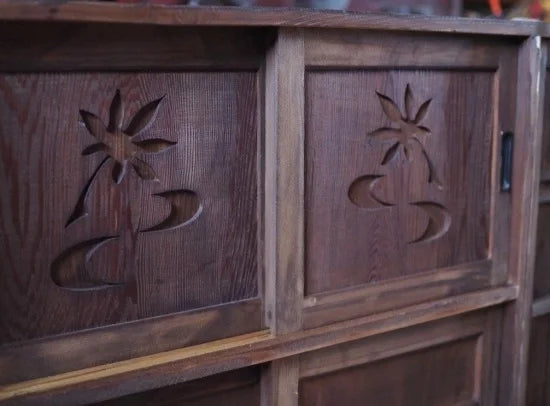 antique tea chest with a black persimmon design from the early Showa period.