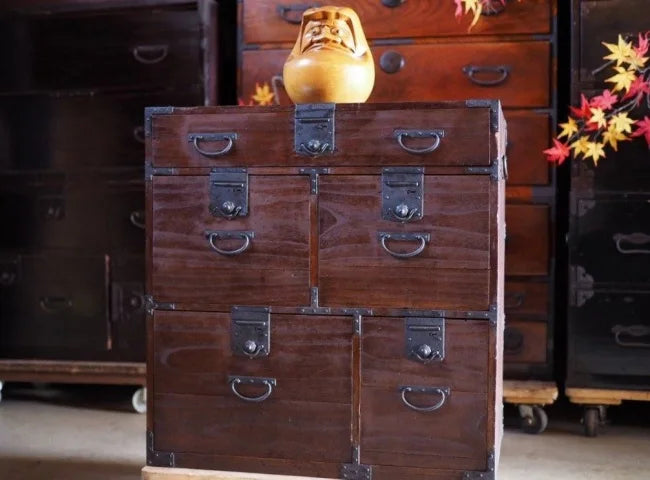 Small chest of drawers made entirely of paulownia wood from the Edo period