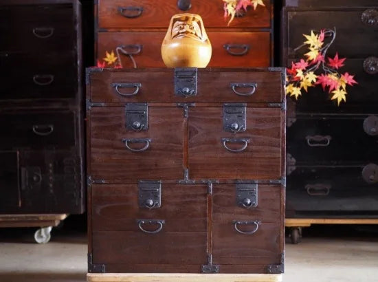 Small chest of drawers made entirely of paulownia wood from the Edo period