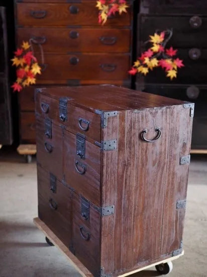 Small chest of drawers made entirely of paulownia wood from the Edo period