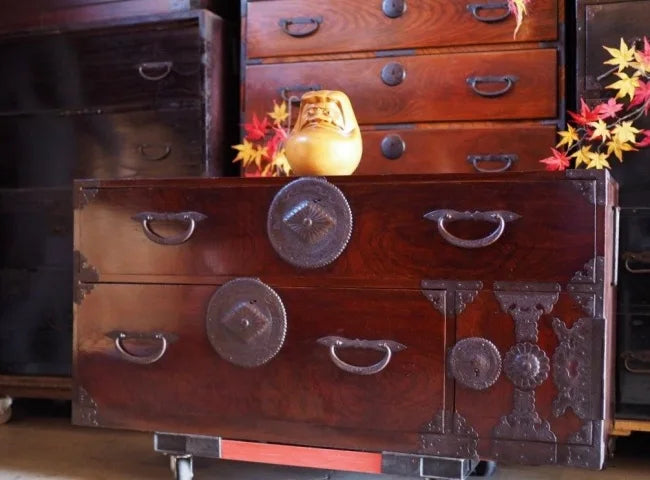 101 year old antique lowboard, front keyaki Soma chest of drawers, Meiji to Taisho era.