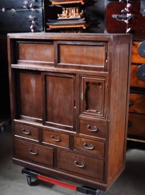 A retro Showa tea chest made of solid wood from the early Showa period.