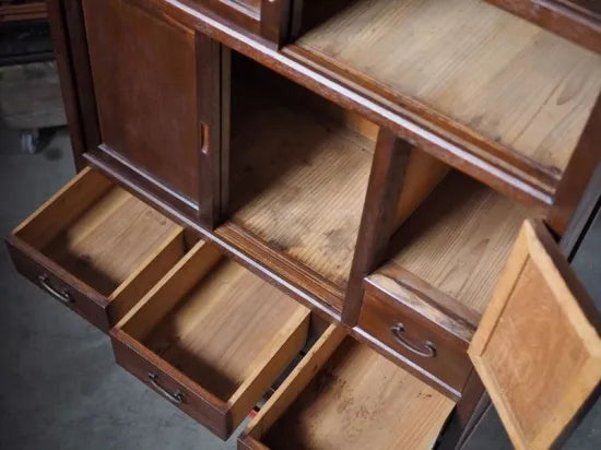 A retro Showa tea chest made of solid wood from the early Showa period.