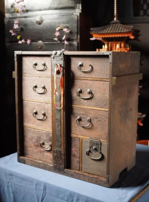 A sturdy antique chest of drawers with a beautiful cedar grain, with a lock, from the Meiji period.