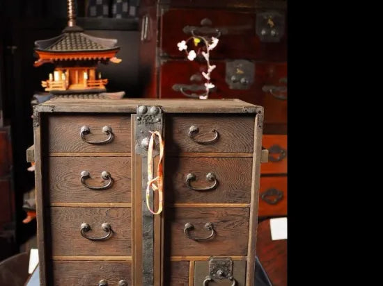 A sturdy antique chest of drawers with a beautiful cedar grain, with a lock, from the Meiji period.