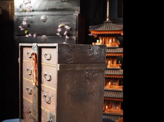A sturdy antique chest of drawers with a beautiful cedar grain, with a lock, from the Meiji period.